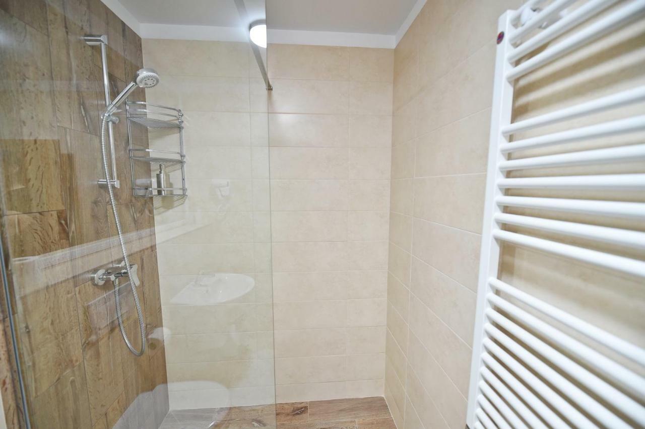 Pensiunea Castania - Pensiune cu piscina la munte Polovragi Exterior foto
